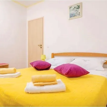 Yellow House Apartament *