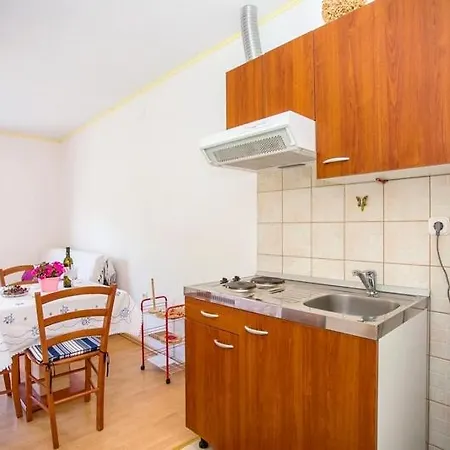 Yellow House Apartment Ston