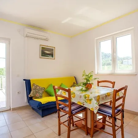Yellow House Ston